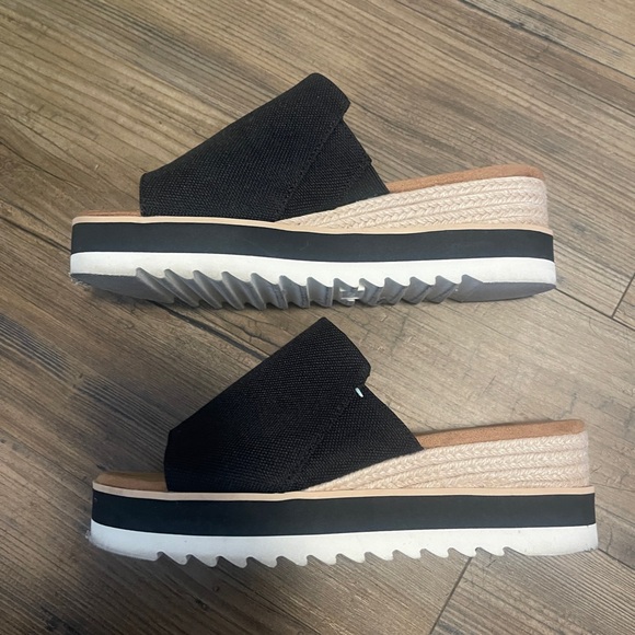 TOMS Women's Black Slide Sandals worn once! Size 9 - Picture 6 of 7